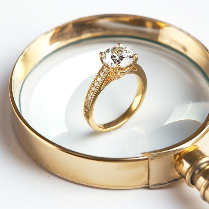 Foto anello con diamante e lente di ingrandimento