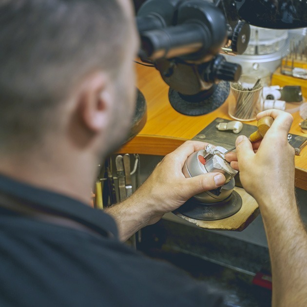 Foto lavorazione artigianale gioielli Fullcut